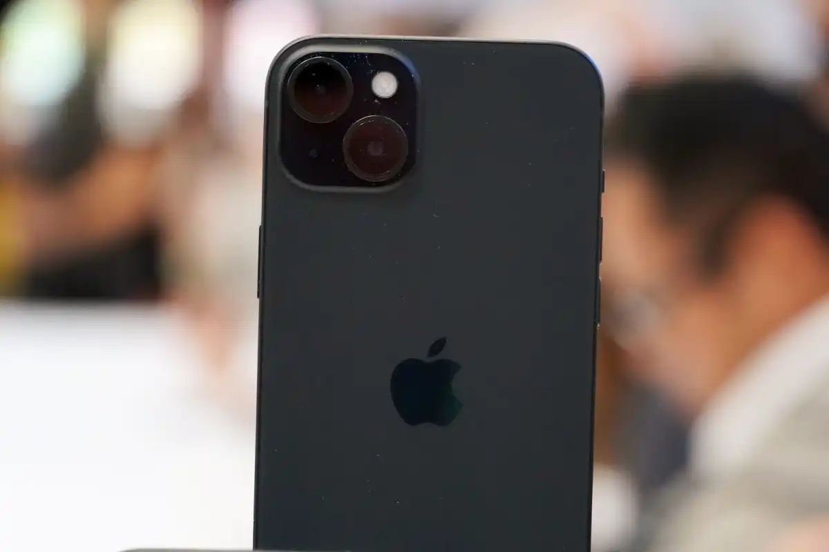 Hình ảnh thực tế của iPhone 15 Pro màu Titan Đen tại buổi triển lãm sản phẩm mới của Apple